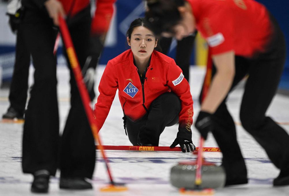 篮球篮网训练场出现意外，球员手指受伤